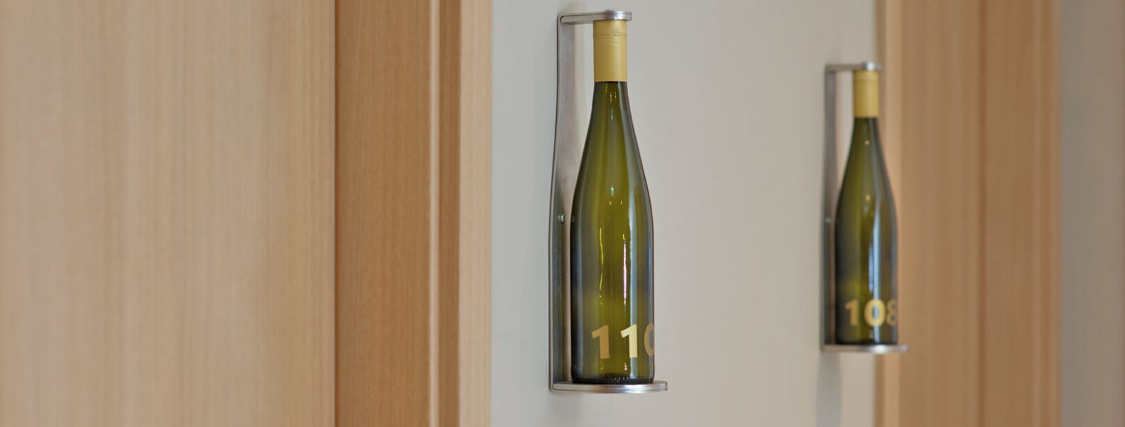 Weinflaschen mit Zimmern-Nummern im Weinhotel Kaisergarten